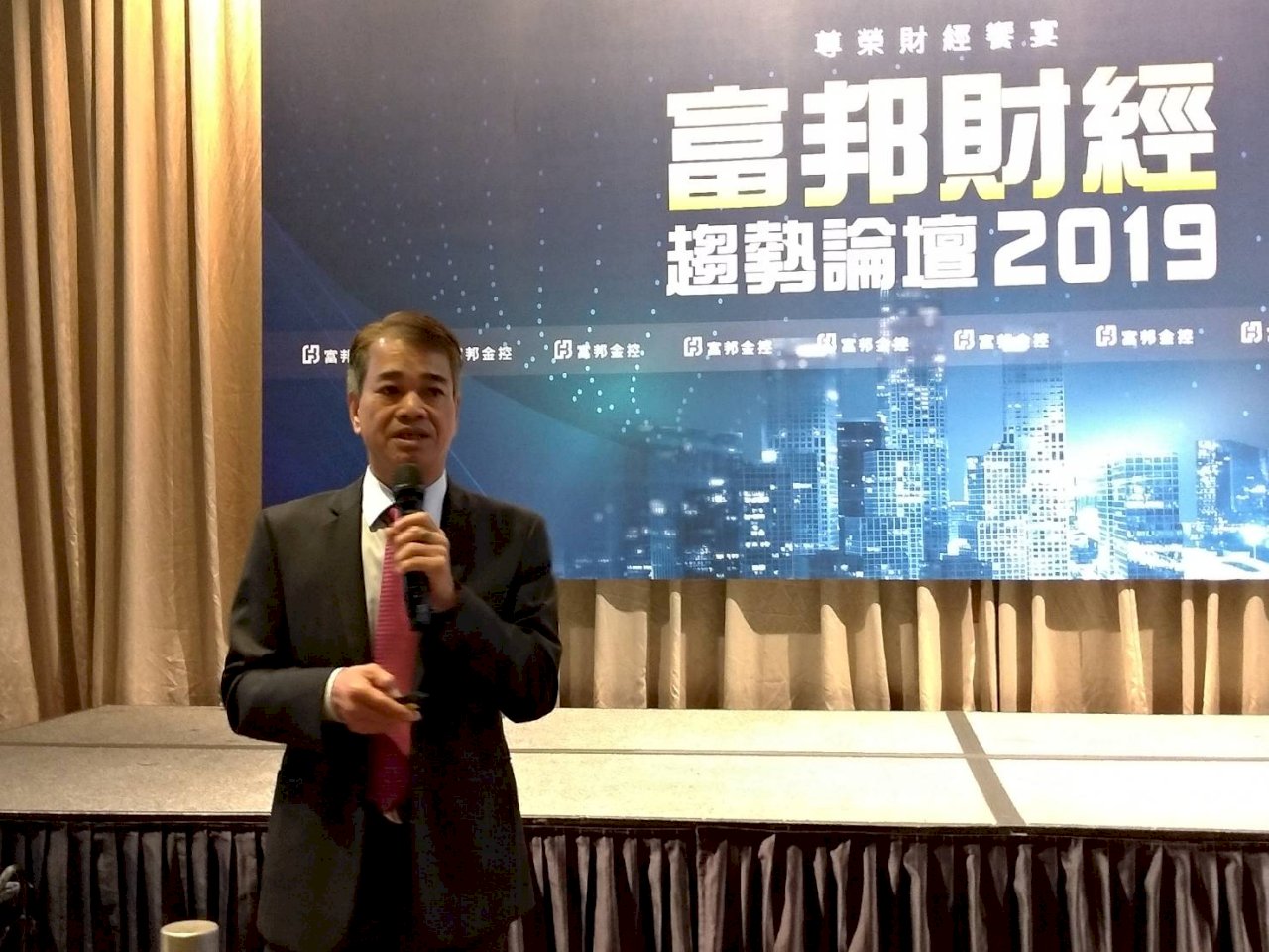 台股期一度崩跌500點 市場：憂半導體下半年表現