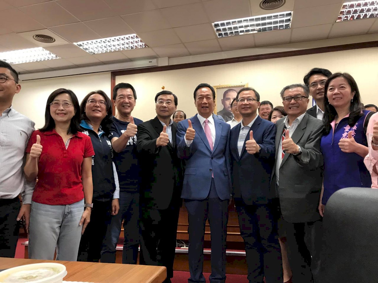 郭台銘拜會藍黨團 盼團結力拚國會過半
