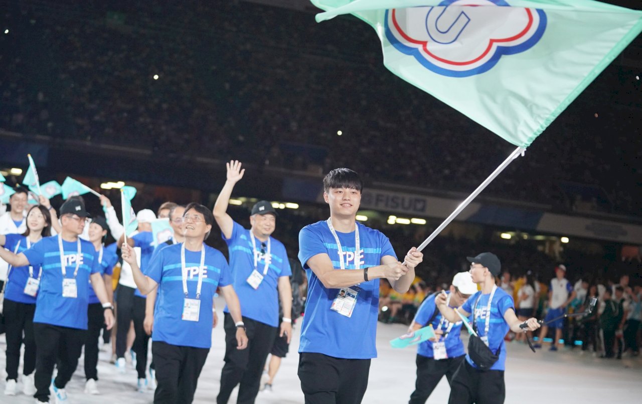 拿坡里世大運開幕 排球好手吳宗軒掌旗