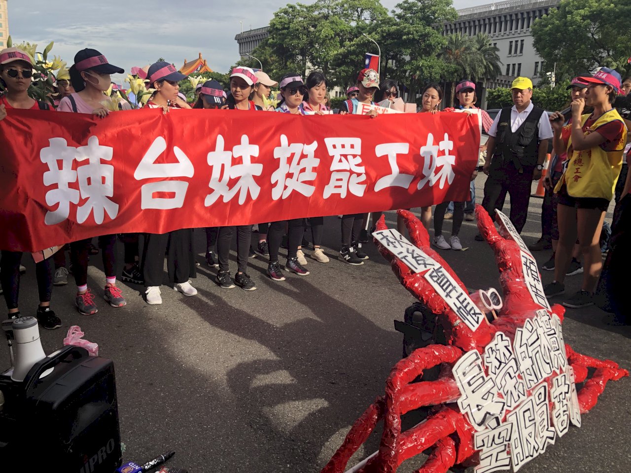 苦行27公里 長榮空姐籲總統「辣台妹挺罷工妹」
