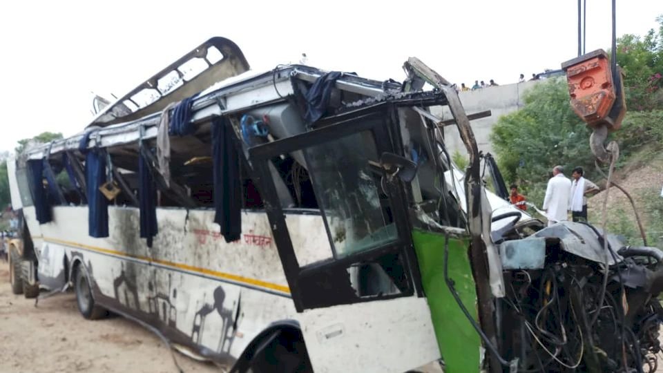 印度雙層巴士翻落29死 司機疑打瞌睡