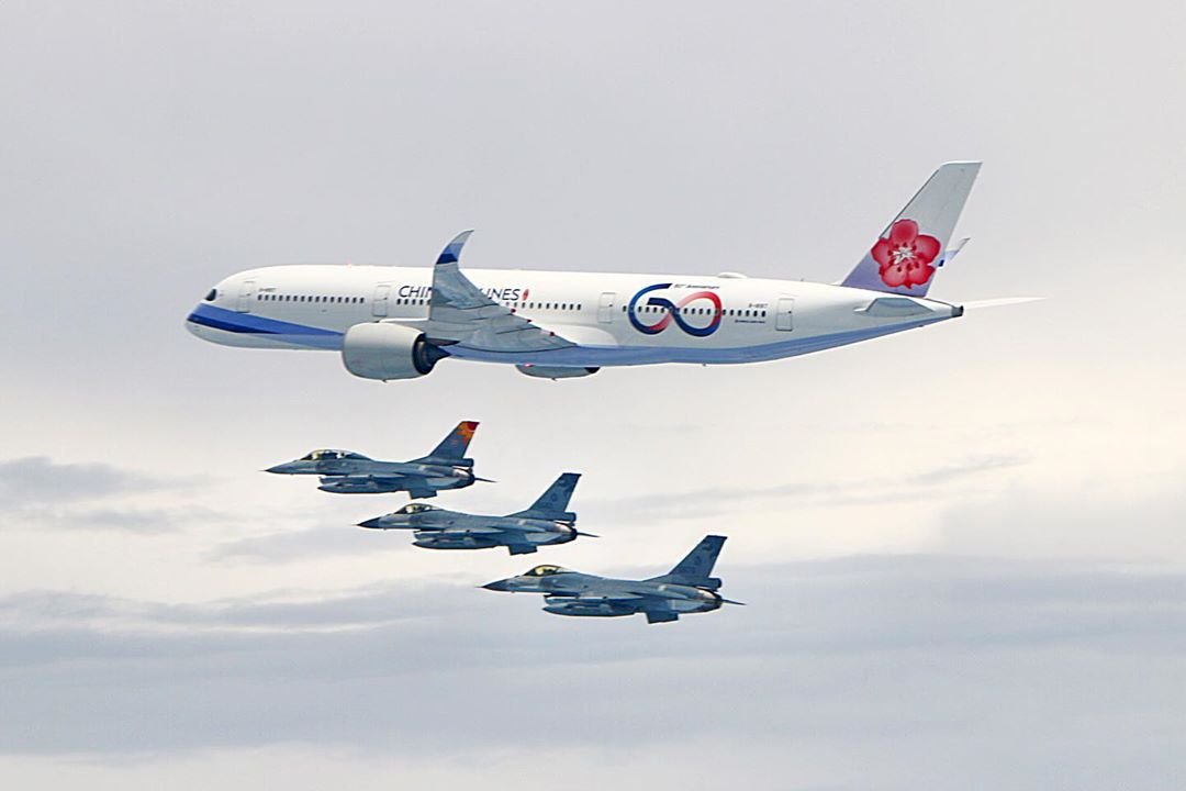 總統自由民主永續之旅 IG分享F16伴飛照
