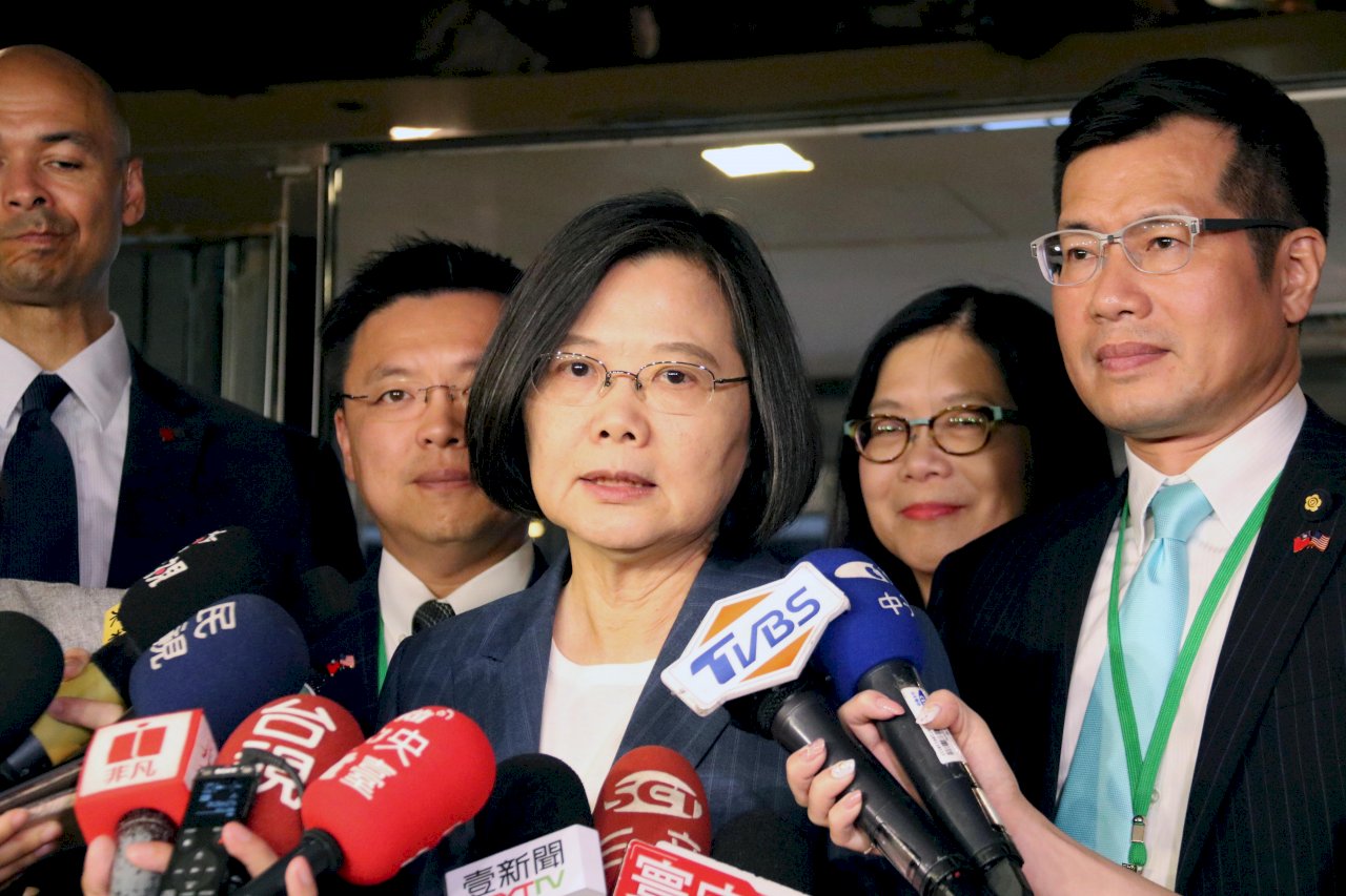 總統：不論軍售或過境 不需鄰居說三道四