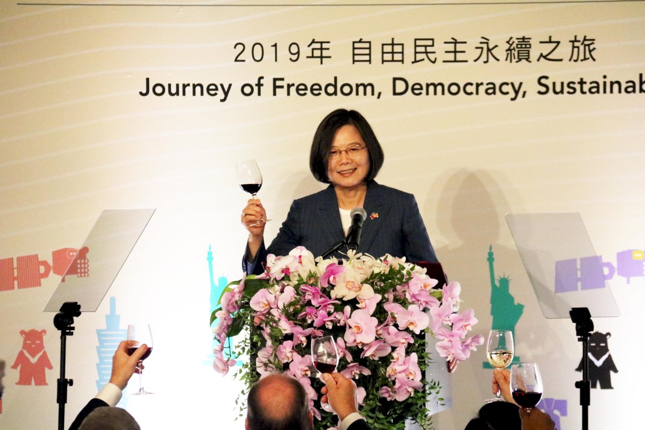 蔡總統出席紐約僑宴 僑胞高喊「4 more years」