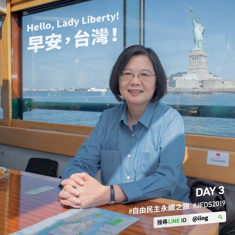 同框自由女神像 總統：更體會自由民主存在意義