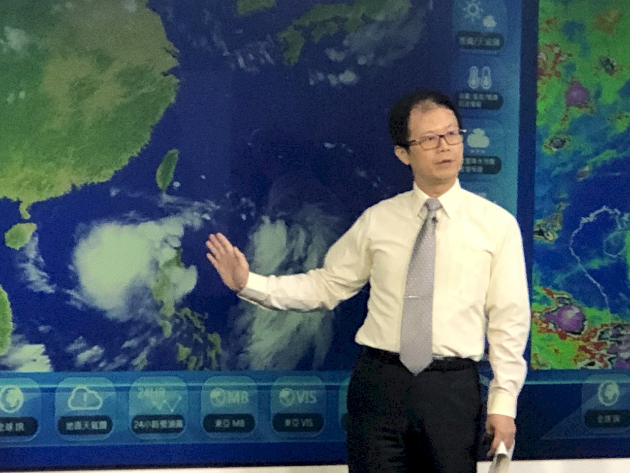 輕颱丹娜絲海陸警戒 暴風圈明觸陸