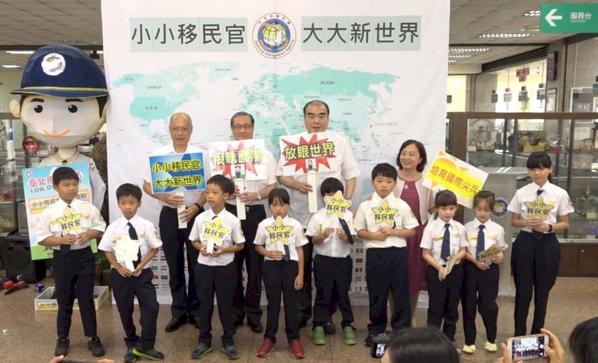 幫爸爸辦自動通關 小小移民官架勢十足