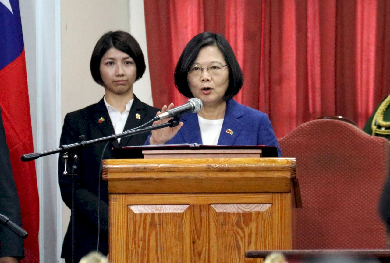 蔡總統赴聖文森國會發表演說 向挺台衛生部長布朗致謝