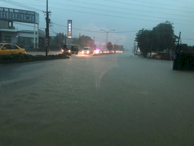 雨炸高雄多處淹水 水利署已派抽水機支援