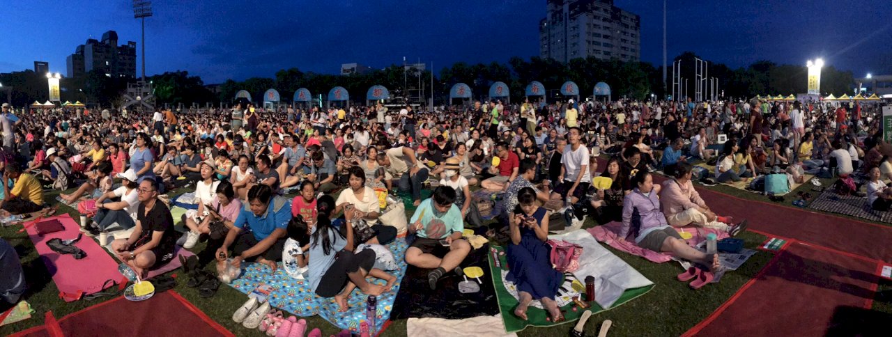這裡聚集萬人，比得上台北5萬！林懷民帶領雲門南投戶外公演 擠爆體育場