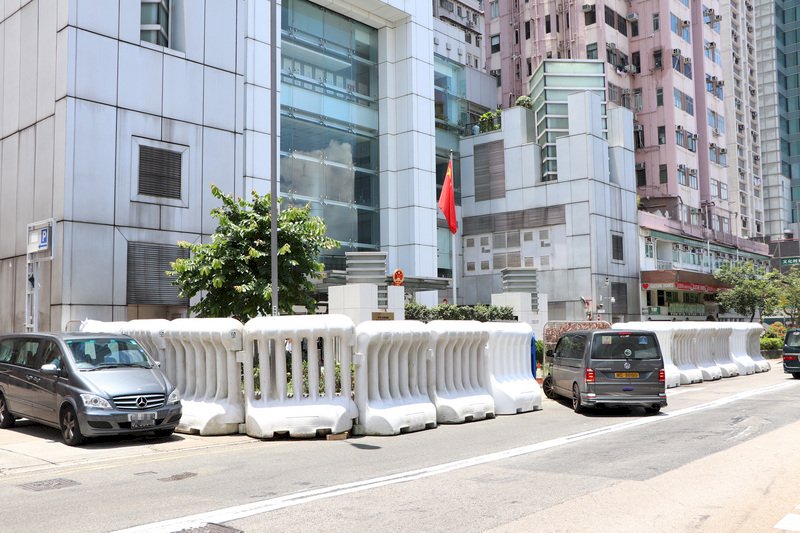 港中聯辦架設大型水馬 嚴防再受衝擊