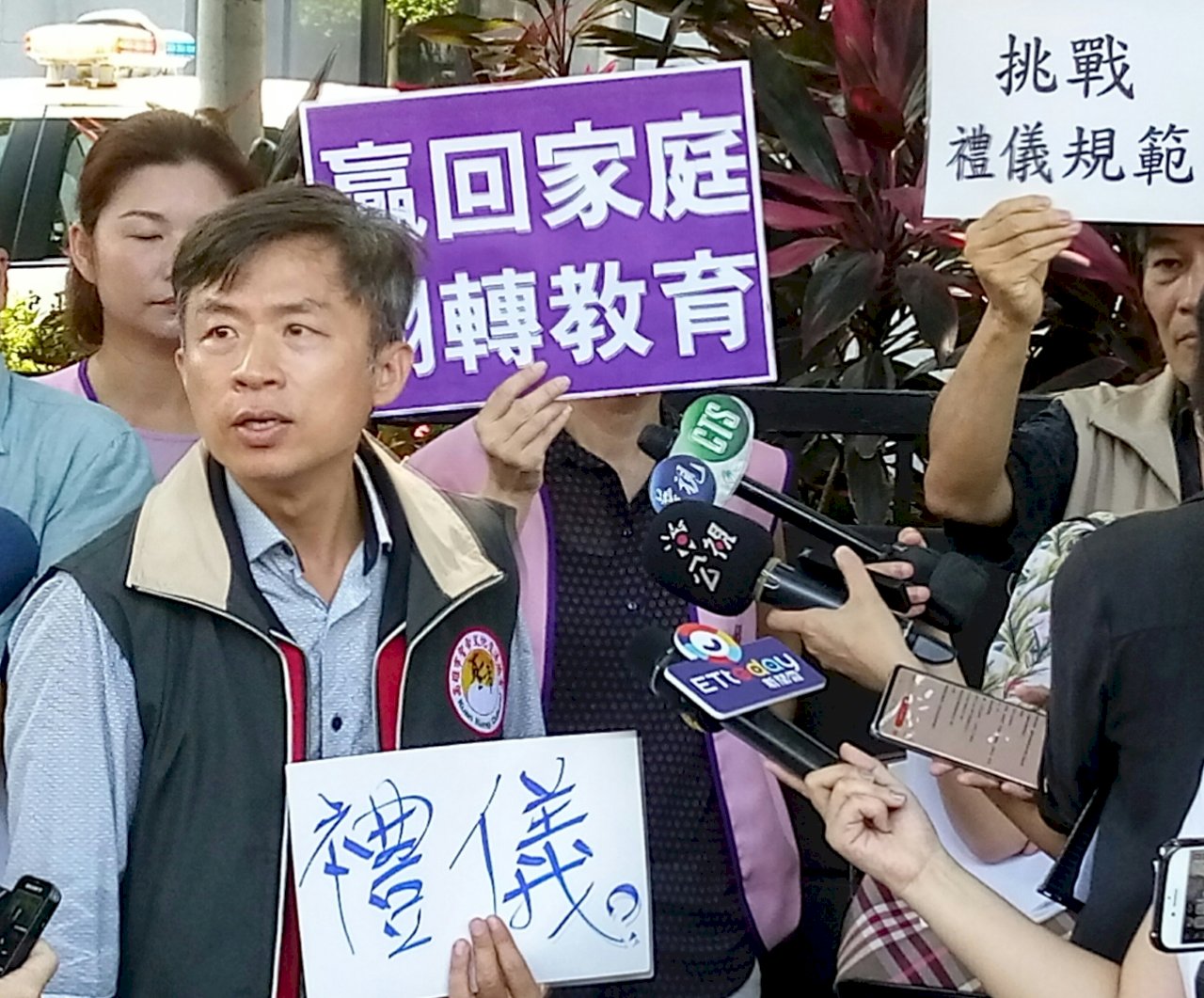 家長團體抗議男生可穿裙上學 教部：尊重板中規定