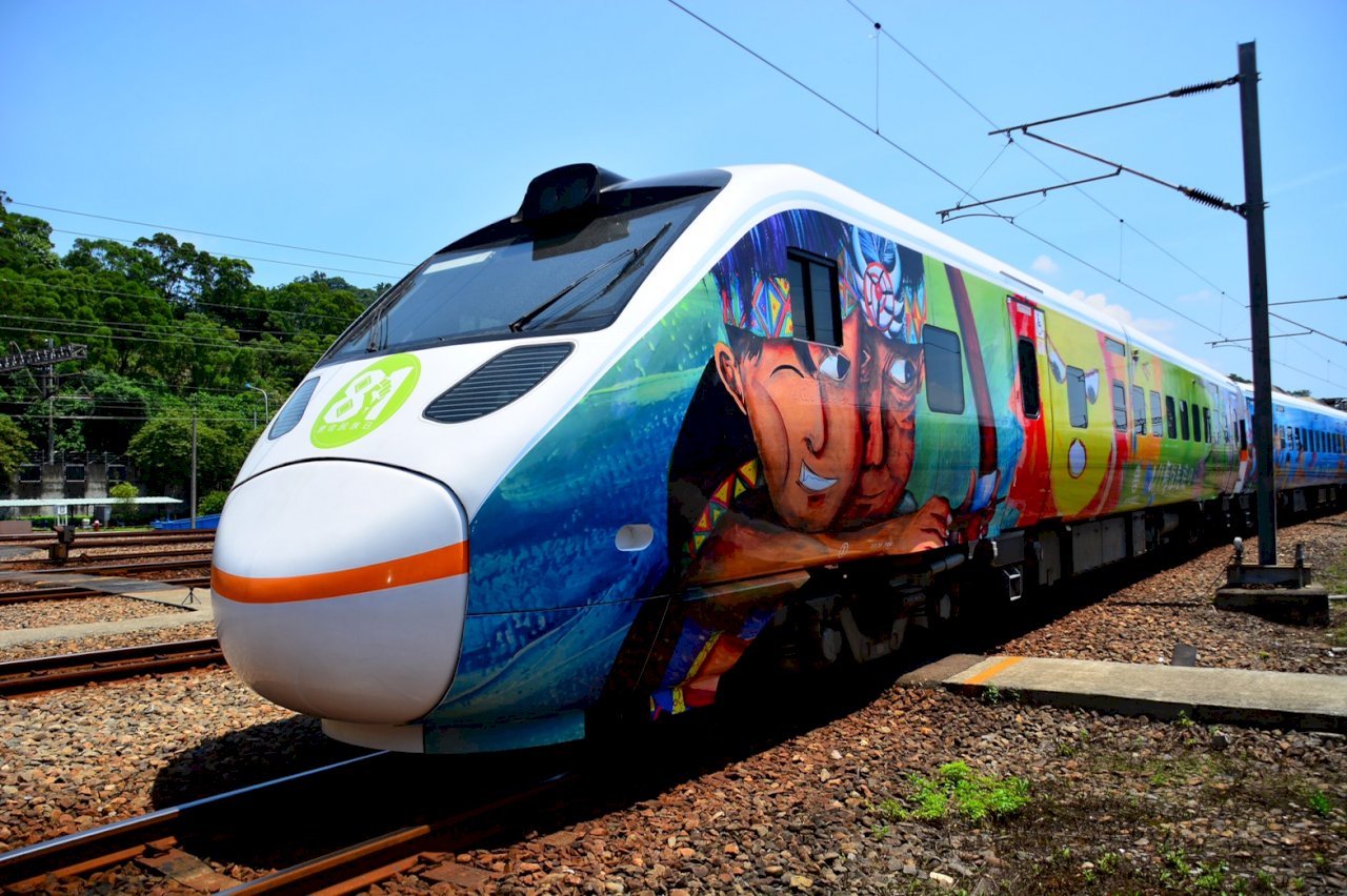 紀念原住民族正名25週年 原民日彩繪列車今首航