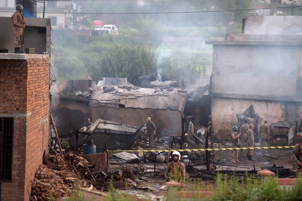 巴基斯坦軍機墜毀住宅區釀大火 17死