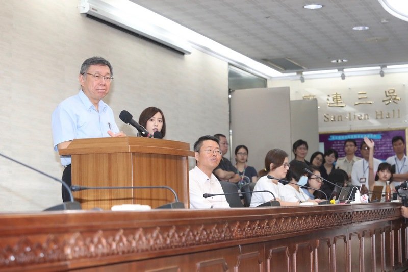 柯文哲批綠打藍 指政府罔顧專業 質疑韓郭選總統