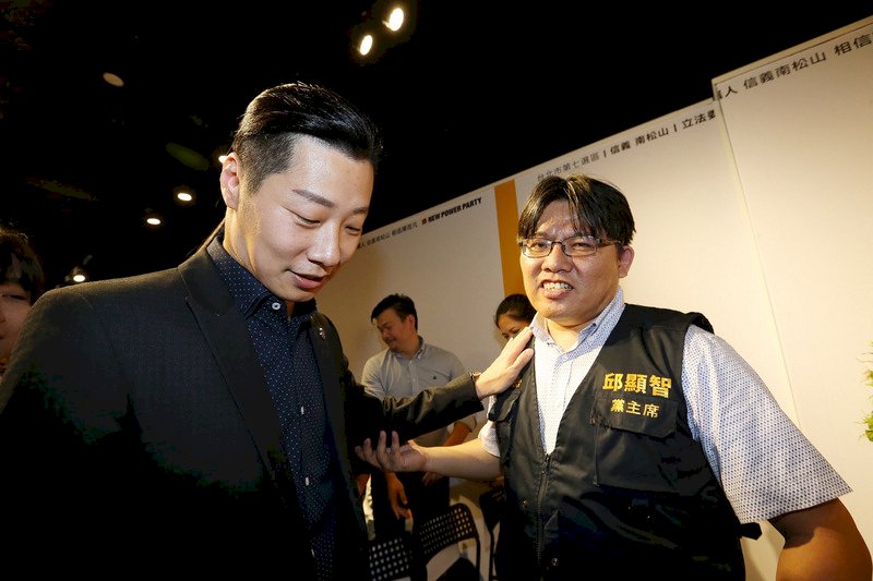 與邱顯智同台輔選 林昶佐拋時力、民進黨整合建議