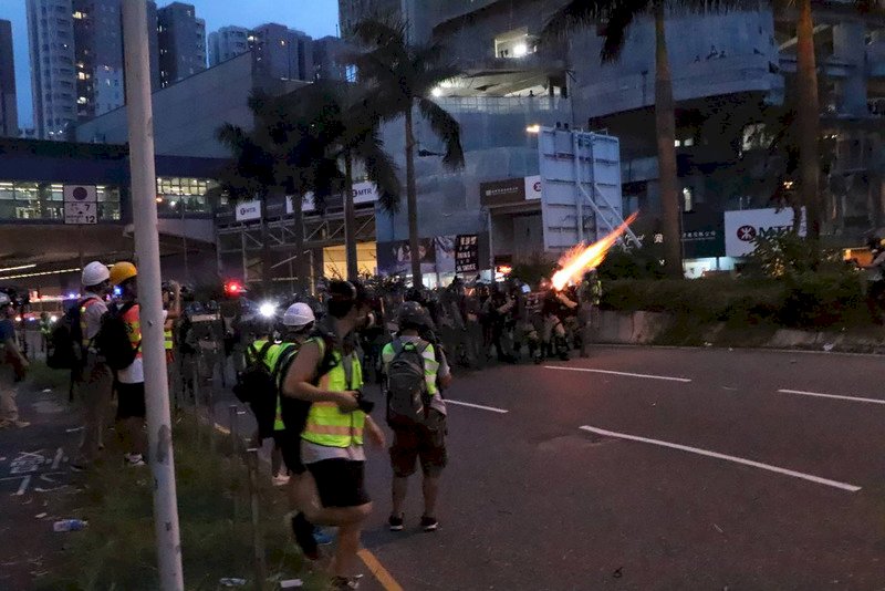 香港示威民眾聚集尖沙咀警署外 警方施放催淚彈
