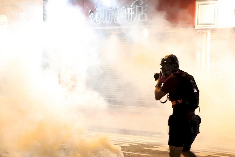 港警地鐵站施放催淚彈 人權團體憤怒譴責