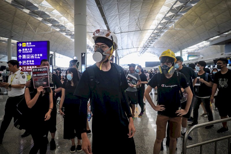 香港機場部份示威者陸續離開　有人步行離開
