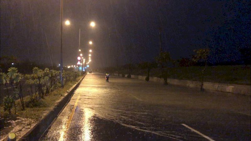 高雄清晨強降雨 湖內淹水彌陀停電