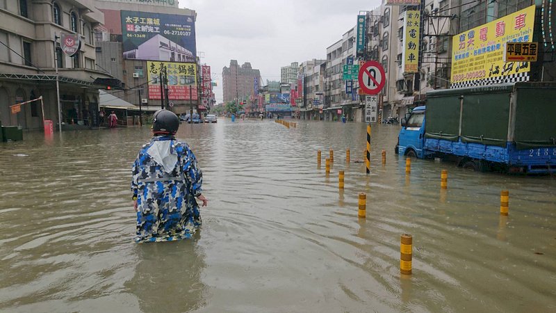 總統致電關心台南淹水 黃偉哲：審慎考量才停班課