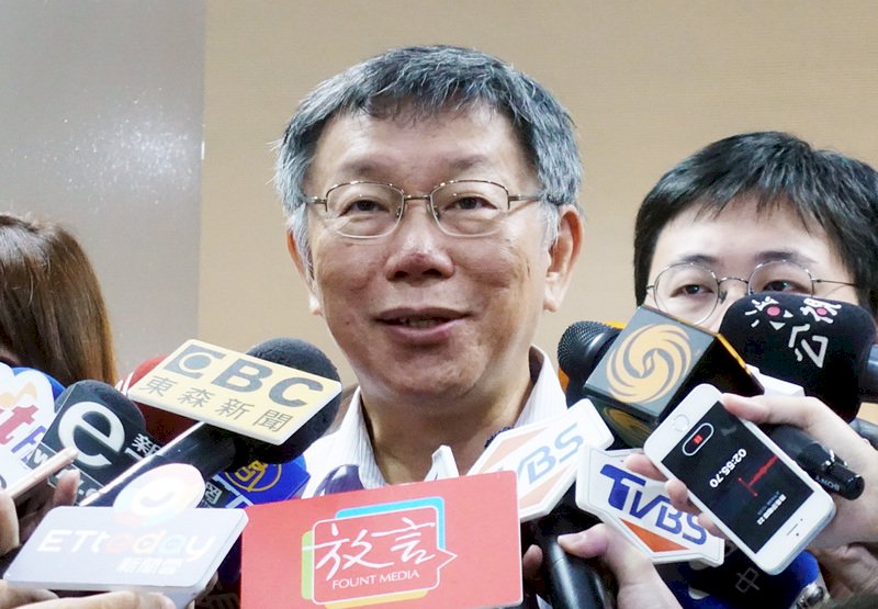 郭台銘若參選 柯：民進黨會貼「董建華2.0」標籤