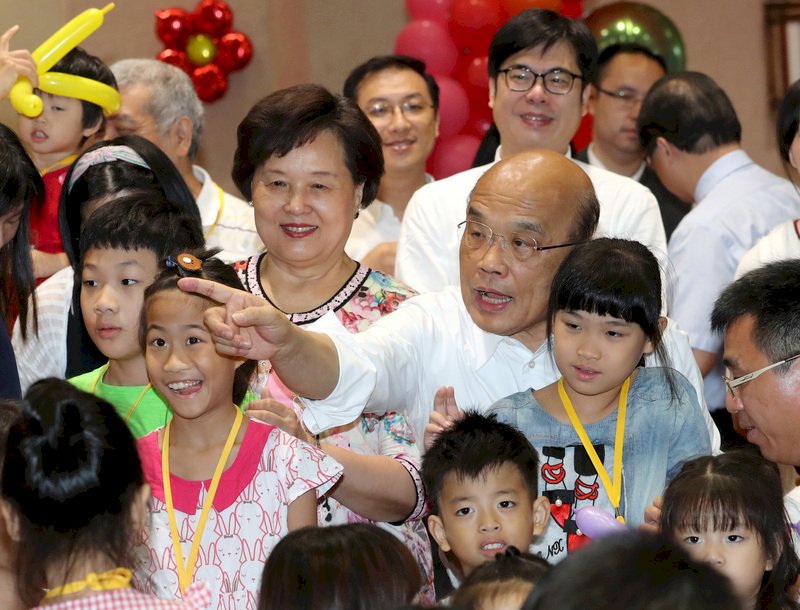 政院親子日 蘇揆秒變身親切阿公
