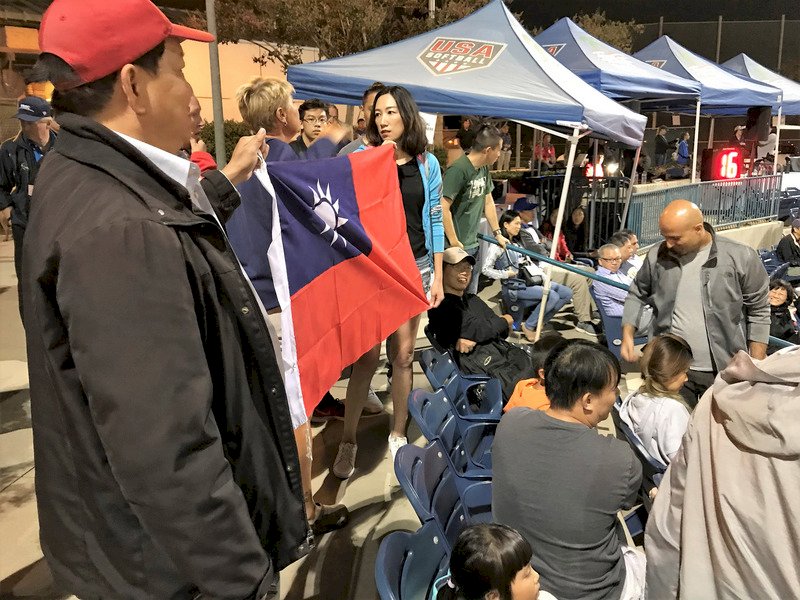 U19女壘世界盃 台灣女婿護國旗遭趕出場