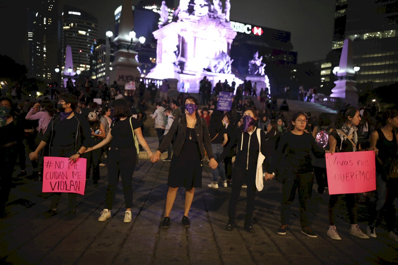 惡警對女孩伸魔爪 墨首都女性上街抗議