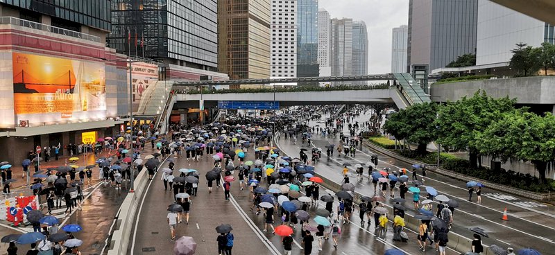 港人冒雨遊行 宛如另一場雨傘運動