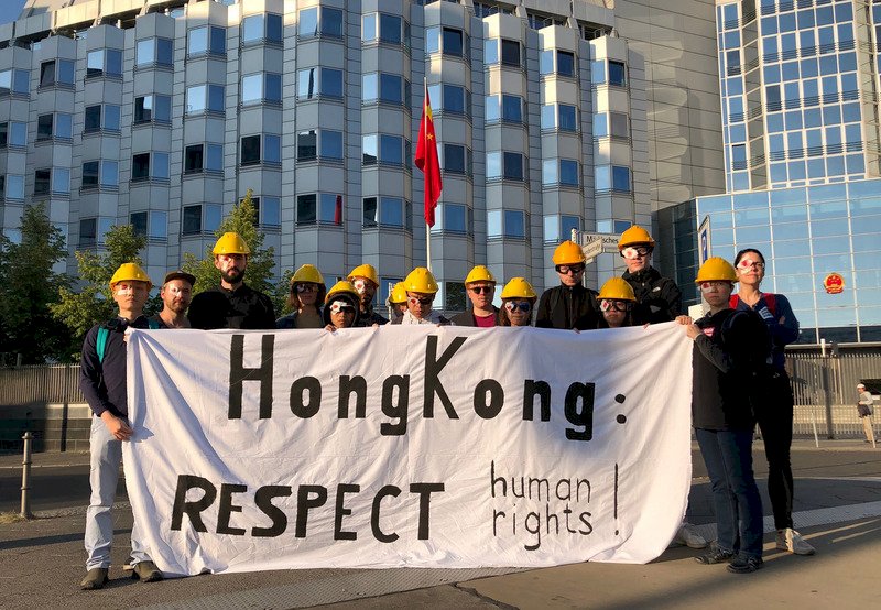 港人在柏林中國大使館前示威 籲實施雙普選