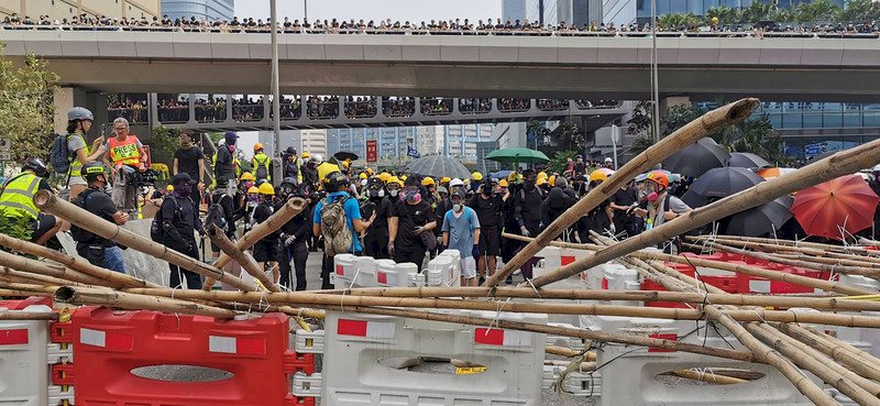 觀塘反送中 牛頭角警署防暴警察與示威者對峙