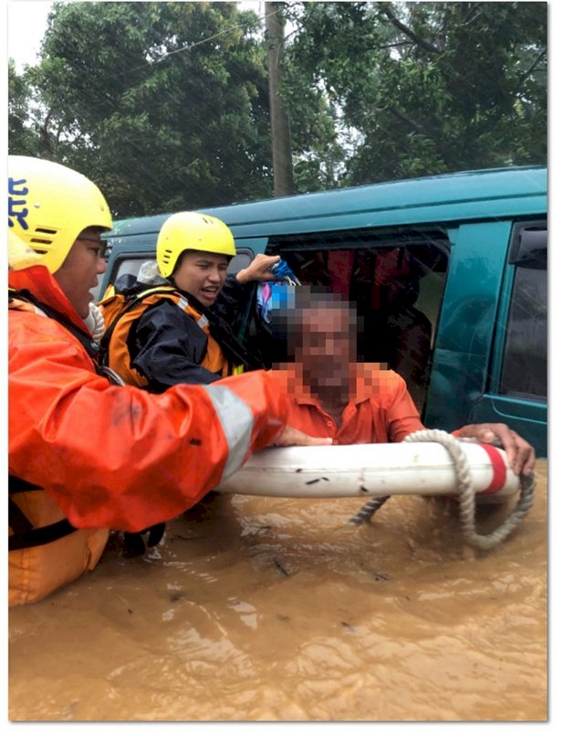 白鹿襲台釀2傷 台東鐵皮屋遭土石流沖入幸無傷亡
