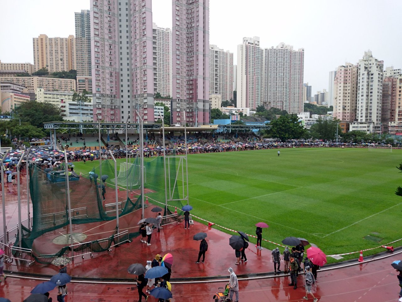 香港荃葵青遊行即將起步 葵涌運動場擠滿民眾
