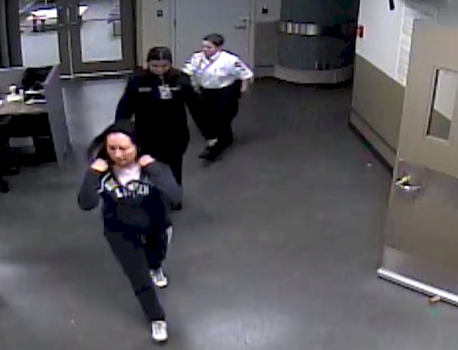 孟晚舟被捕視頻曝光！律師指控警方非法拘留 恐將導致孟獲釋