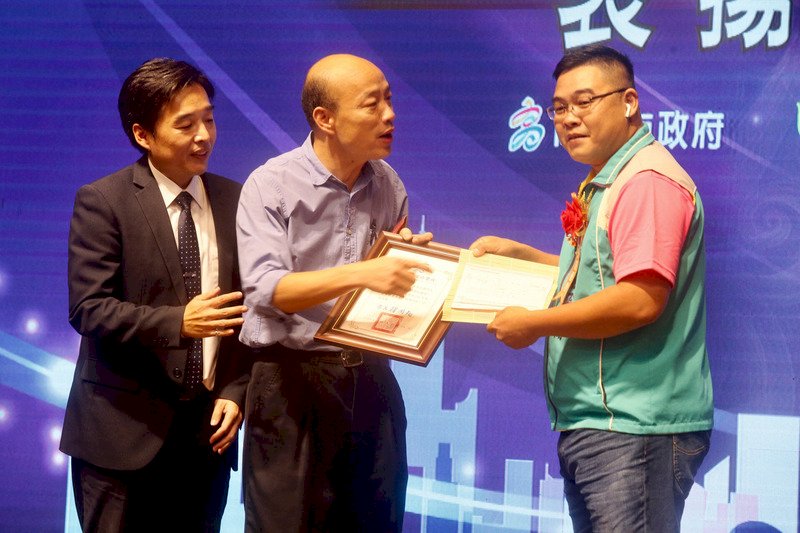 獲獎里長送罷韓連署書 韓國瑜：尊重