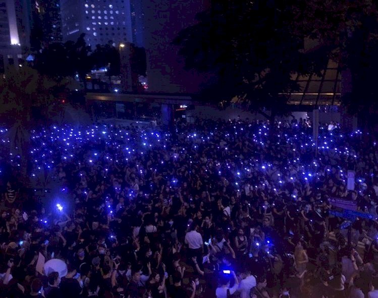 反對港警性暴力鎮壓 示威民眾坐滿遮打花園