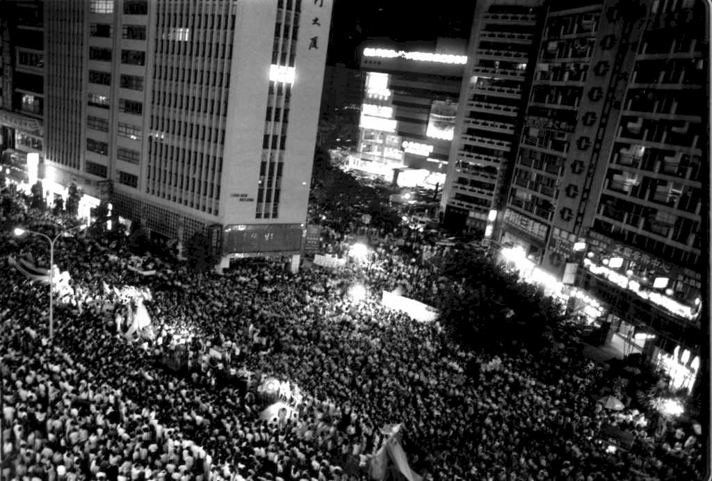下週的歷史回顧：無殼蝸牛夜宿運動、拉法葉艦弊案、台南市議長賄選案落幕