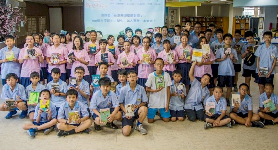 小學開學邀礦工耆老聊文化 教部擴大贈書國中新生