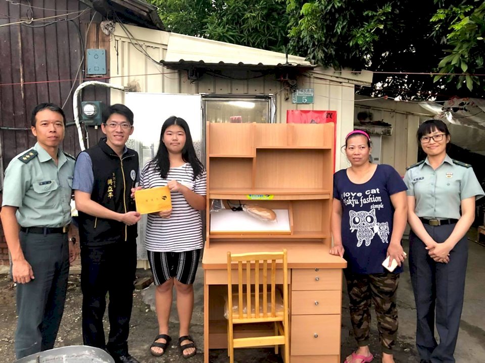 樹下苦讀考上嘉義女中 教長送新書桌勉勵