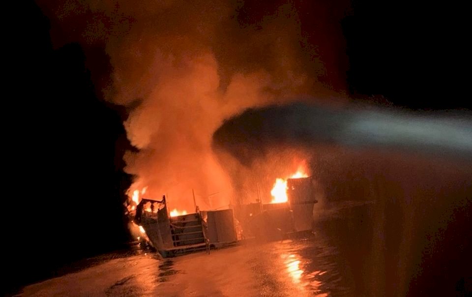 南加州外海潛水船失火沈沒 33人下落不明