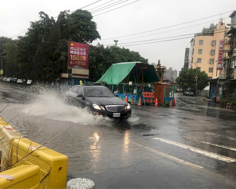 大雨不斷水深及膝  高市府三級開設
