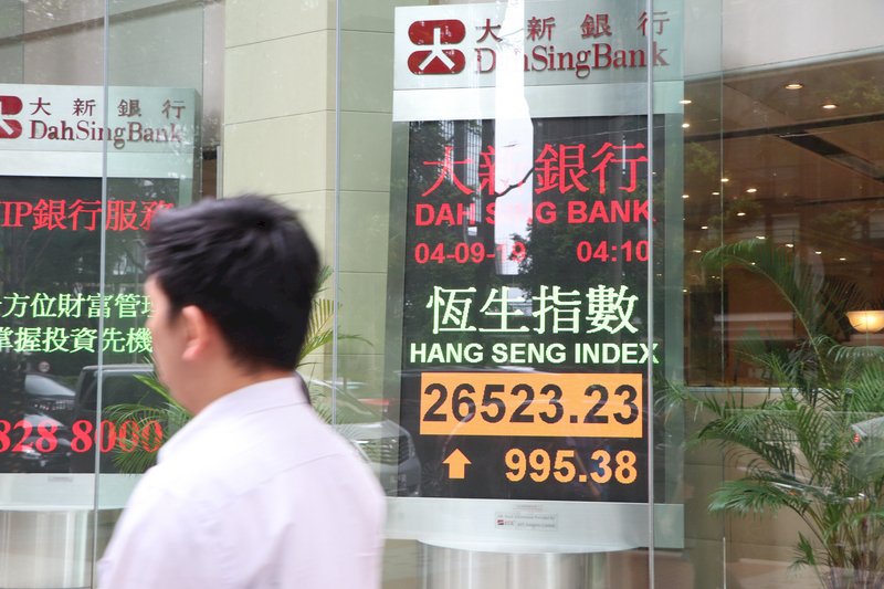中國政策打壓港股難抬頭 是買點還是逃難點？