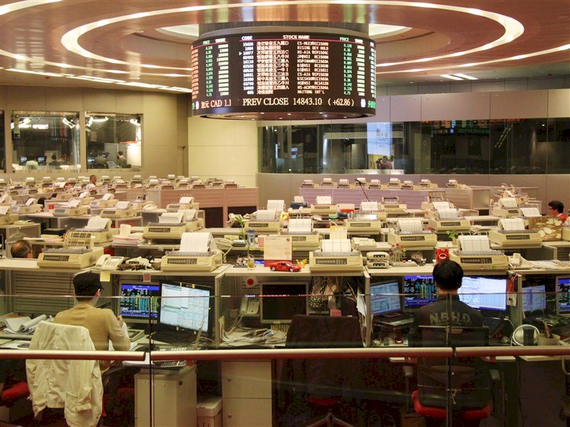 中國兩會／李強報告未能刺激港股 恒指下跌