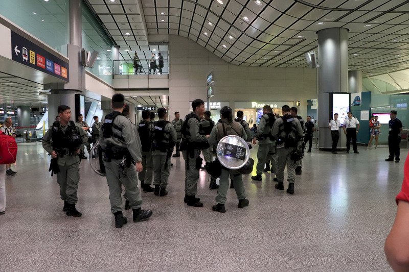 反送中示威號召堵塞機場交通 港警加強戒備盤查