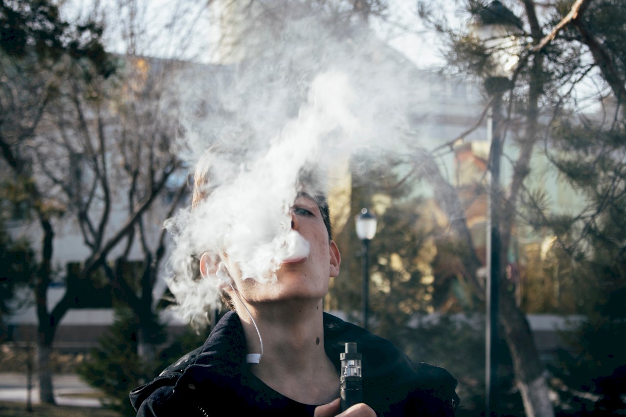吸電子菸國高中生增 網路賣家換名賣菸躲稽查