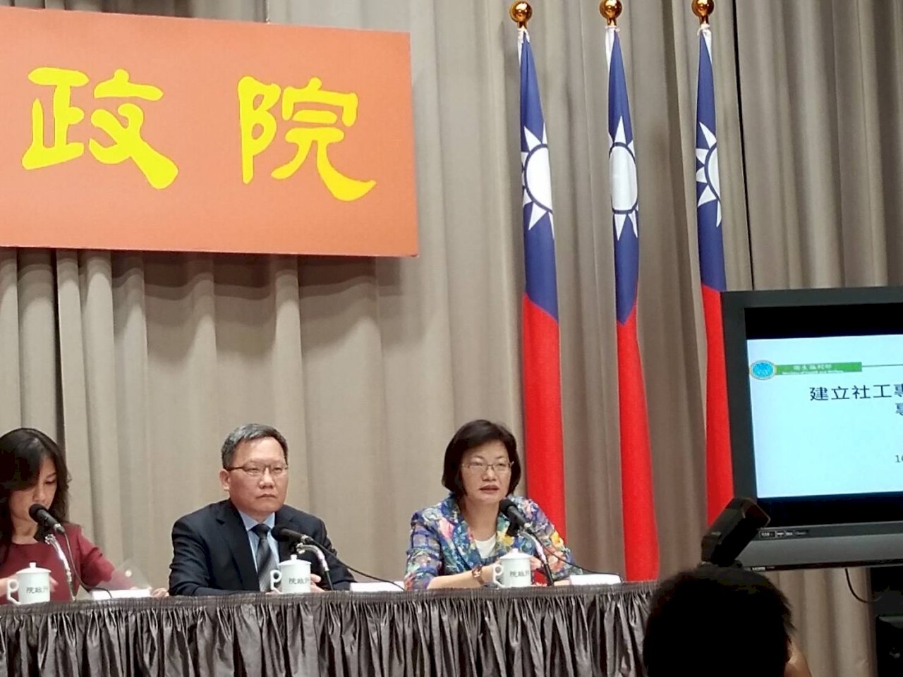 政院明年替社工加薪 上萬人受惠
