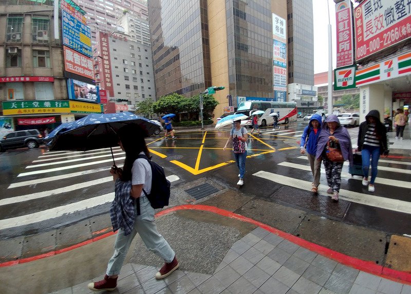 北東短暫雨南部有大雨機率 沒下雨時悶熱