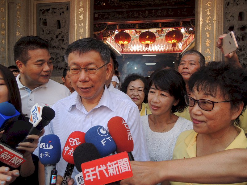 左批蔡右譏韓 柯文哲：一定幫忙郭台銘