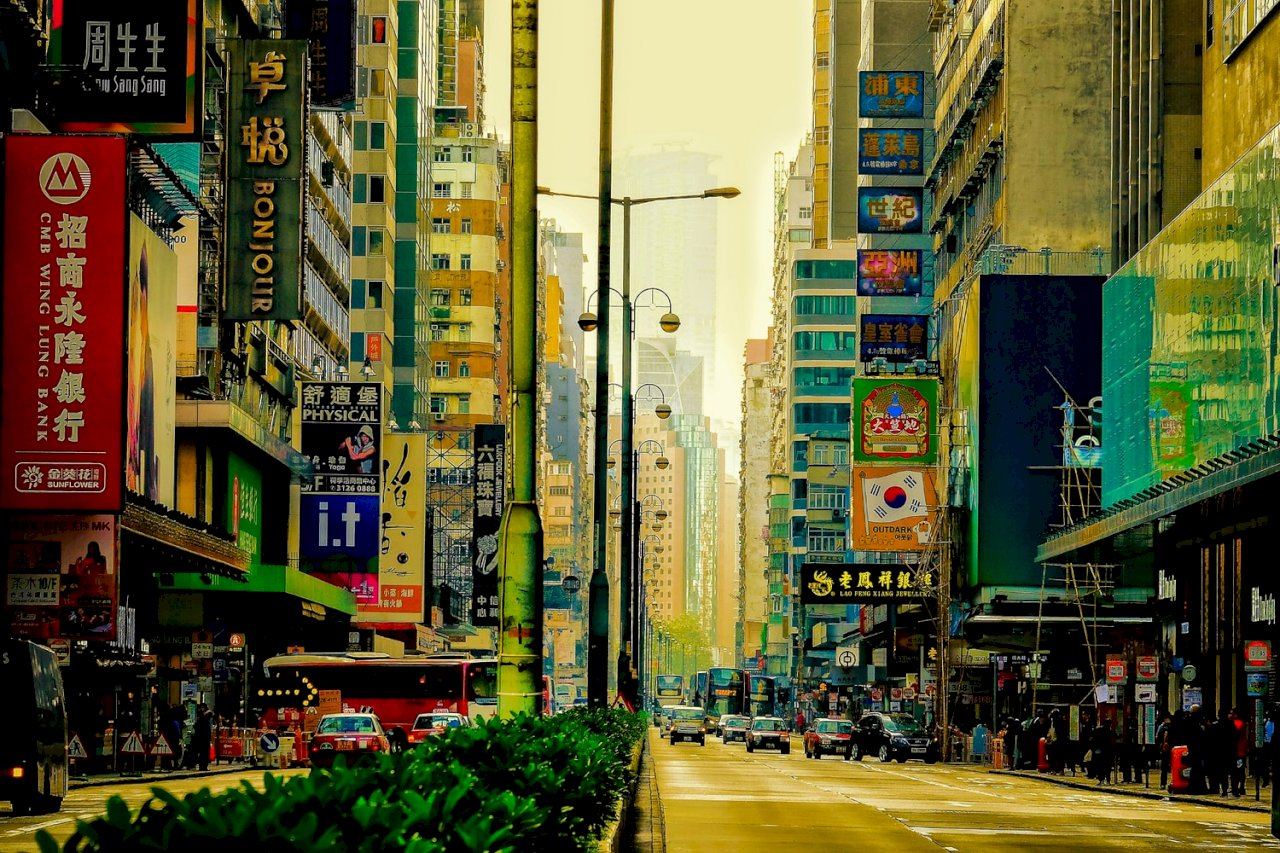 七成香港飯店業員工被迫放無薪假 經理代班洗碗